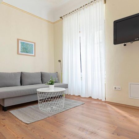 Apartamento By The Walnut Tree Liubliana Exterior foto